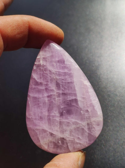 Kunzit XL AAA Rosa Cabochon natürlich ungebohrt Handschmeichler Dekostein Kristall Heilstein Kristall Sammler Energie Mineral Geschenk - Art of Nature Berlin