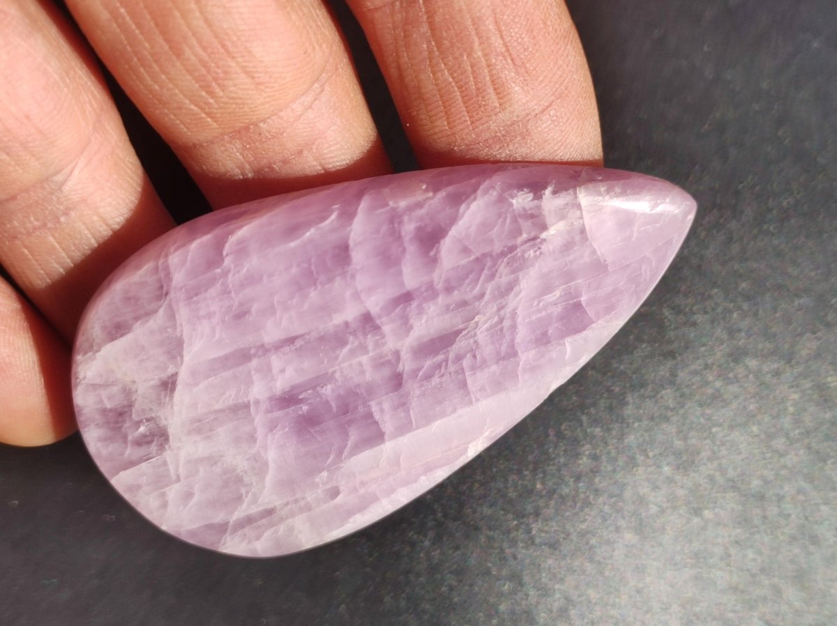 Kunzit XL AAA Rosa Cabochon natürlich ungebohrt Handschmeichler Dekostein Kristall Heilstein Kristall Sammler Energie Mineral Geschenk - Art of Nature Berlin