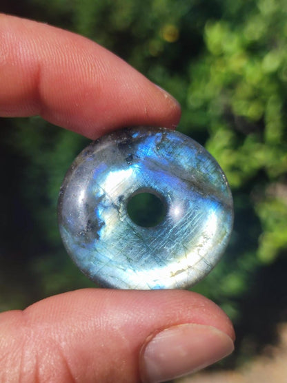 Labradorit ~ 30mm Donut ~ Edelstein Kette blau schimmernd Natur Rarität Schutzsymbol Heilstein Kristall Geschenk Er Sie Flash Anhänger - Art of Nature Berlin