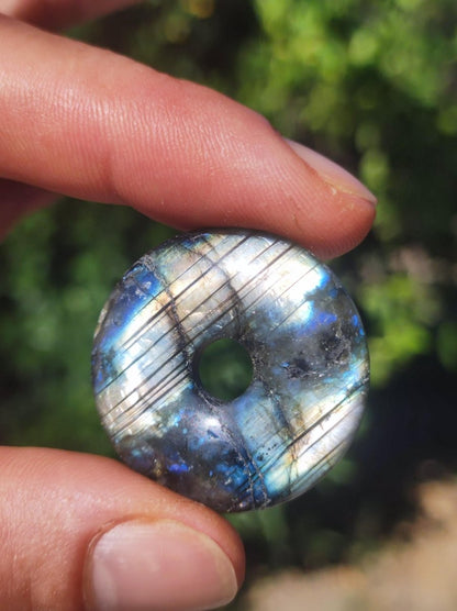 Labradorit ~ 30mm Donut ~ Edelstein Kette blau schimmernd Natur Rarität Schutzsymbol Heilstein Kristall Geschenk Er Sie Flash Anhänger - Art of Nature Berlin