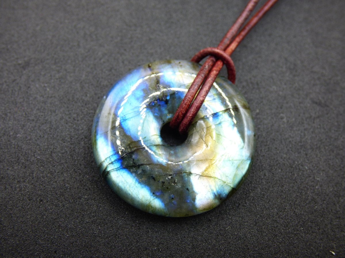 Labradorit ~ 30mm Donut ~ Edelstein Kette blau schimmernd Natur Rarität Schutzsymbol Heilstein Kristall Geschenk Er Sie Flash Anhänger - Art of Nature Berlin