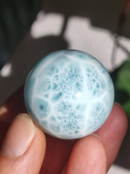 Larimar AAA *Fraktal* Edelstein Kugel blau Deko Sphere Kristall Geschenk blau Natur Heilstein Natur Sammler Mineral Geschenk Meer Himmel - Art of Nature Berlin