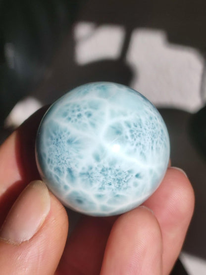 Larimar AAA *Fraktal* Edelstein Kugel blau Deko Sphere Kristall Geschenk blau Natur Heilstein Natur Sammler Mineral Geschenk Meer Himmel - Art of Nature Berlin