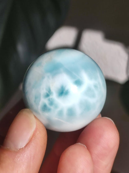 Larimar AAA *Fraktal* Edelstein Kugel blau Deko Sphere Kristall Geschenk blau Natur Heilstein Natur Sammler Mineral Geschenk Meer Himmel - Art of Nature Berlin