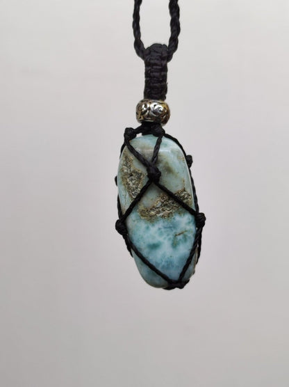 Larimar "Atlantis Stein" blau ~ Makramee Edelstein Kette Kristall Rarität Unikat Selten GOA Boho Ethno Natur Kraft Heilstein Meer Himmelblau - Art of Nature Berlin