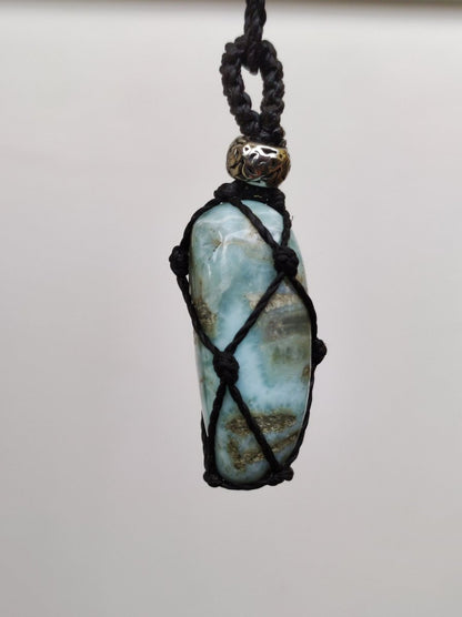 Larimar "Atlantis Stein" blau ~ Makramee Edelstein Kette Kristall Rarität Unikat Selten GOA Boho Ethno Natur Kraft Heilstein Meer Himmelblau - Art of Nature Berlin