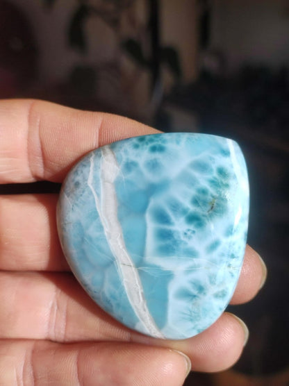 Larimar Deko Cabochon ungebohrt Handschmeichler Dekostein blau Natur Kristall Nature Heilstein Kristall Sammler Energie Mineral Geschenk - Art of Nature Berlin