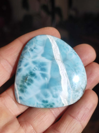 Larimar Deko Cabochon ungebohrt Handschmeichler Dekostein blau Natur Kristall Nature Heilstein Kristall Sammler Energie Mineral Geschenk - Art of Nature Berlin