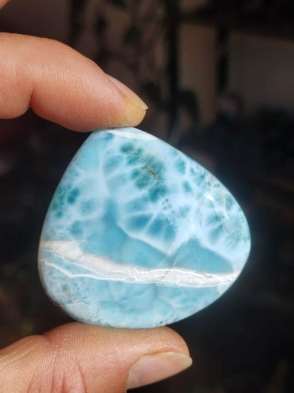 Larimar Deko Cabochon ungebohrt Handschmeichler Dekostein blau Natur Kristall Nature Heilstein Kristall Sammler Energie Mineral Geschenk - Art of Nature Berlin