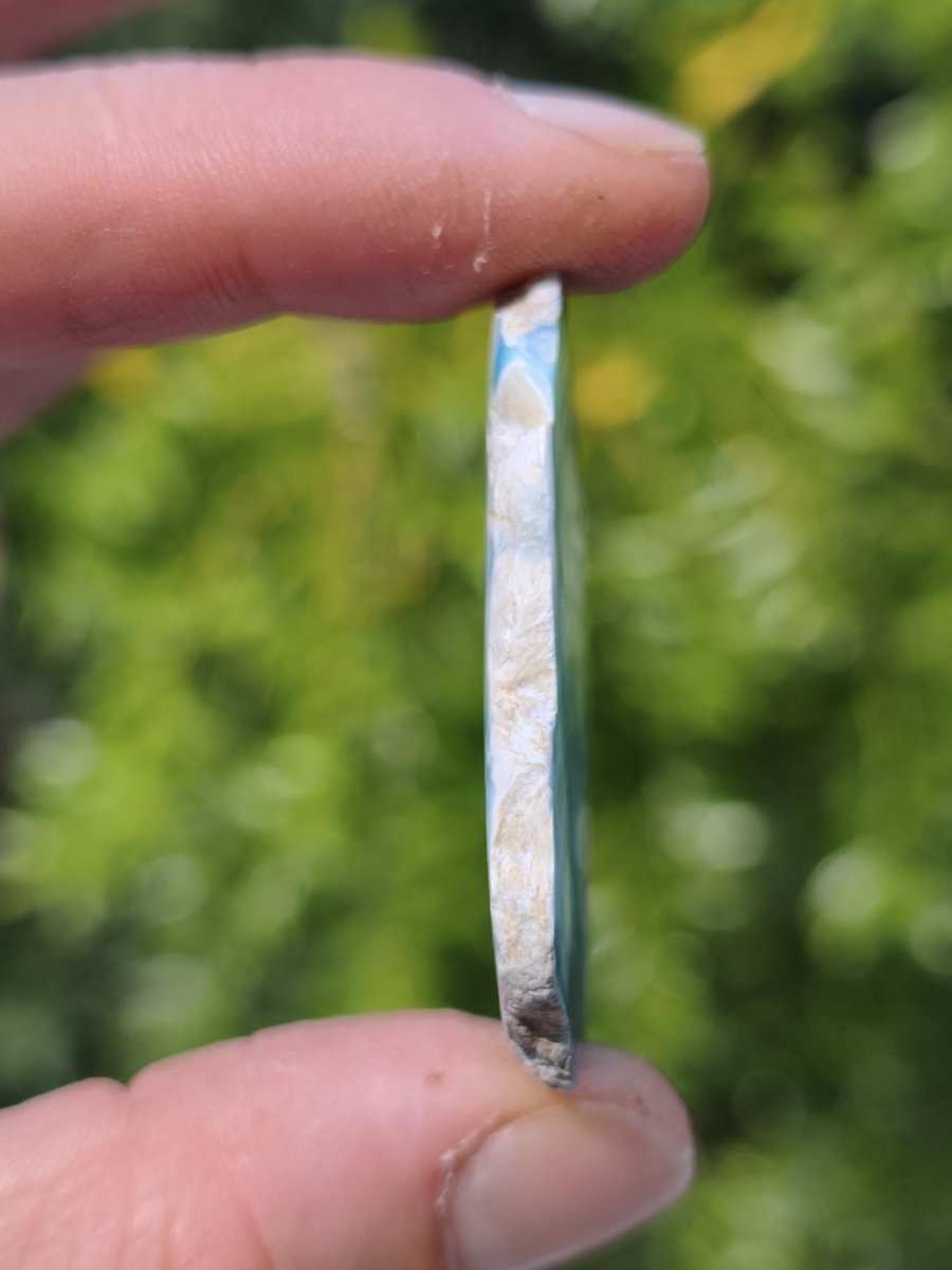 Larimar Scheibe / Anschliff – Himmelblau mit weißer Wolkenzeichnung Stufe Heilstein Unikat Sammler Deko Kristall Mineralien Unikat Pektolith - Art of Nature Berlin