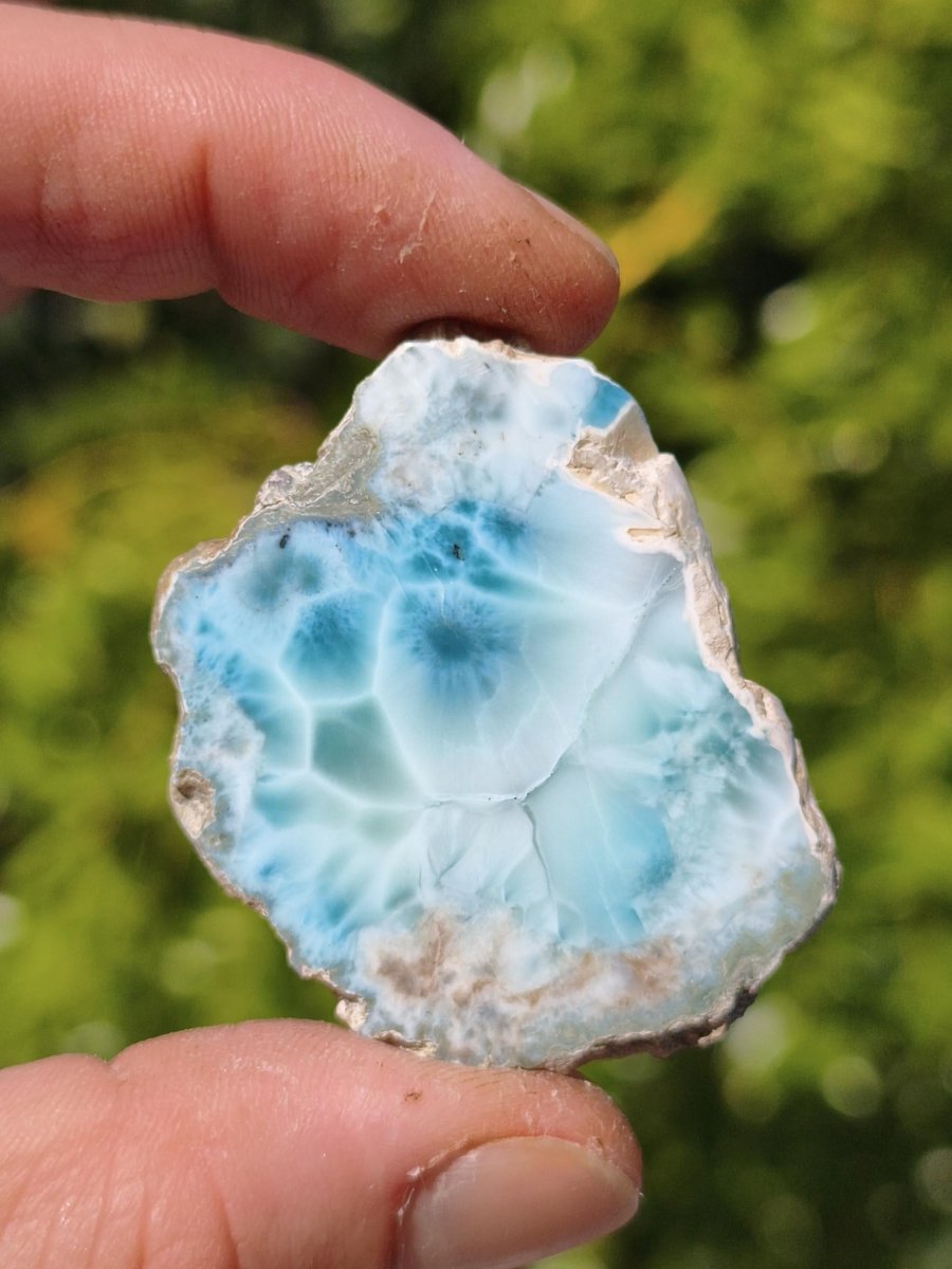 Larimar Scheibe / Anschliff – Himmelblau mit weißer Wolkenzeichnung Stufe Heilstein Unikat Sammler Deko Kristall Mineralien Unikat Pektolith - Art of Nature Berlin