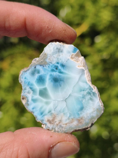 Larimar Scheibe / Anschliff – Himmelblau mit weißer Wolkenzeichnung Stufe Heilstein Unikat Sammler Deko Kristall Mineralien Unikat Pektolith - Art of Nature Berlin