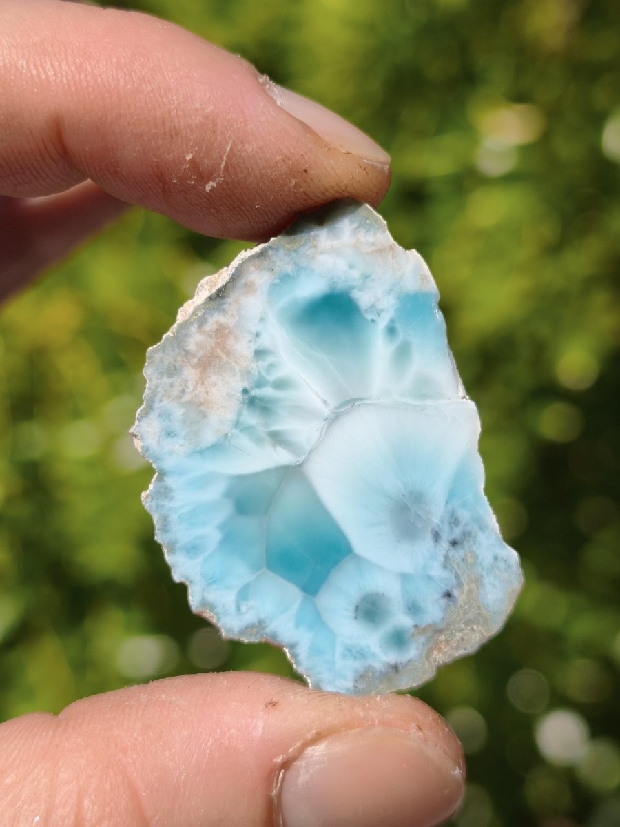 Larimar Scheibe / Anschliff – Himmelblau mit weißer Wolkenzeichnung Stufe Heilstein Unikat Sammler Deko Kristall Mineralien Unikat Pektolith - Art of Nature Berlin