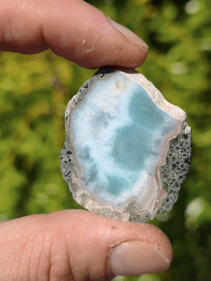 Larimar Scheibe / Anschliff – Himmelblau mit weißer Wolkenzeichnung Stufe Heilstein Unikat Sammler Deko Kristall Mineralien Unikat Pektolith - Art of Nature Berlin