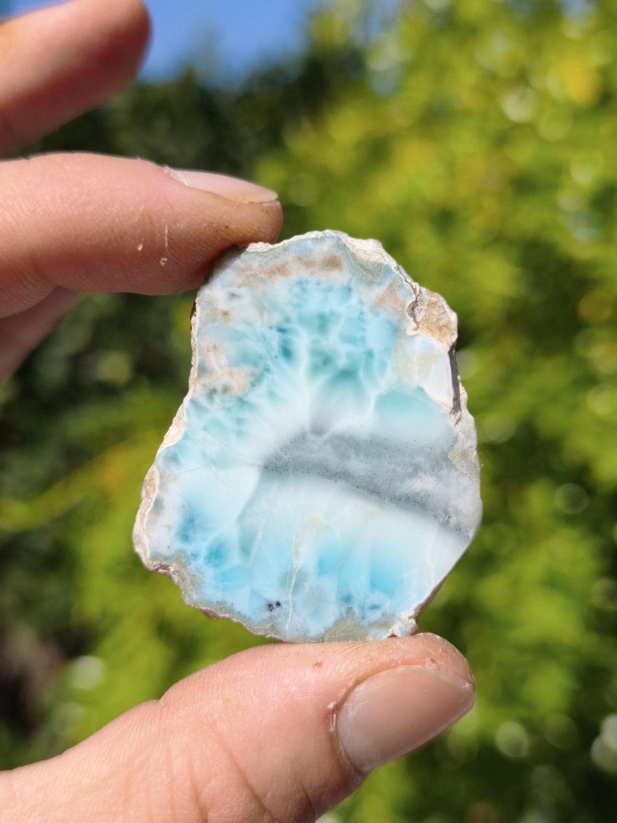 Larimar Scheibe / Anschliff – Himmelblau mit weißer Wolkenzeichnung Stufe Heilstein Unikat Sammler Deko Kristall Mineralien Unikat Pektolith - Art of Nature Berlin
