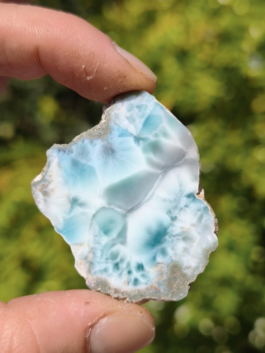 Larimar Scheibe / Anschliff – Himmelblau mit weißer Wolkenzeichnung Stufe Heilstein Unikat Sammler Deko Kristall Mineralien Unikat Pektolith - Art of Nature Berlin