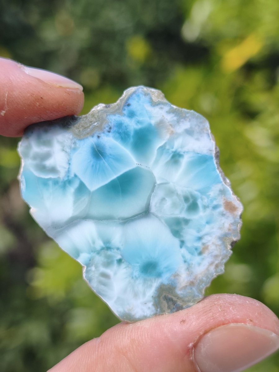 Larimar Scheibe / Anschliff – Himmelblau mit weißer Wolkenzeichnung Stufe Heilstein Unikat Sammler Deko Kristall Mineralien Unikat Pektolith - Art of Nature Berlin