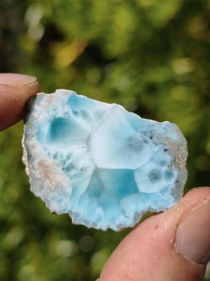 Larimar Scheibe / Anschliff – Himmelblau mit weißer Wolkenzeichnung Stufe Heilstein Unikat Sammler Deko Kristall Mineralien Unikat Pektolith - Art of Nature Berlin