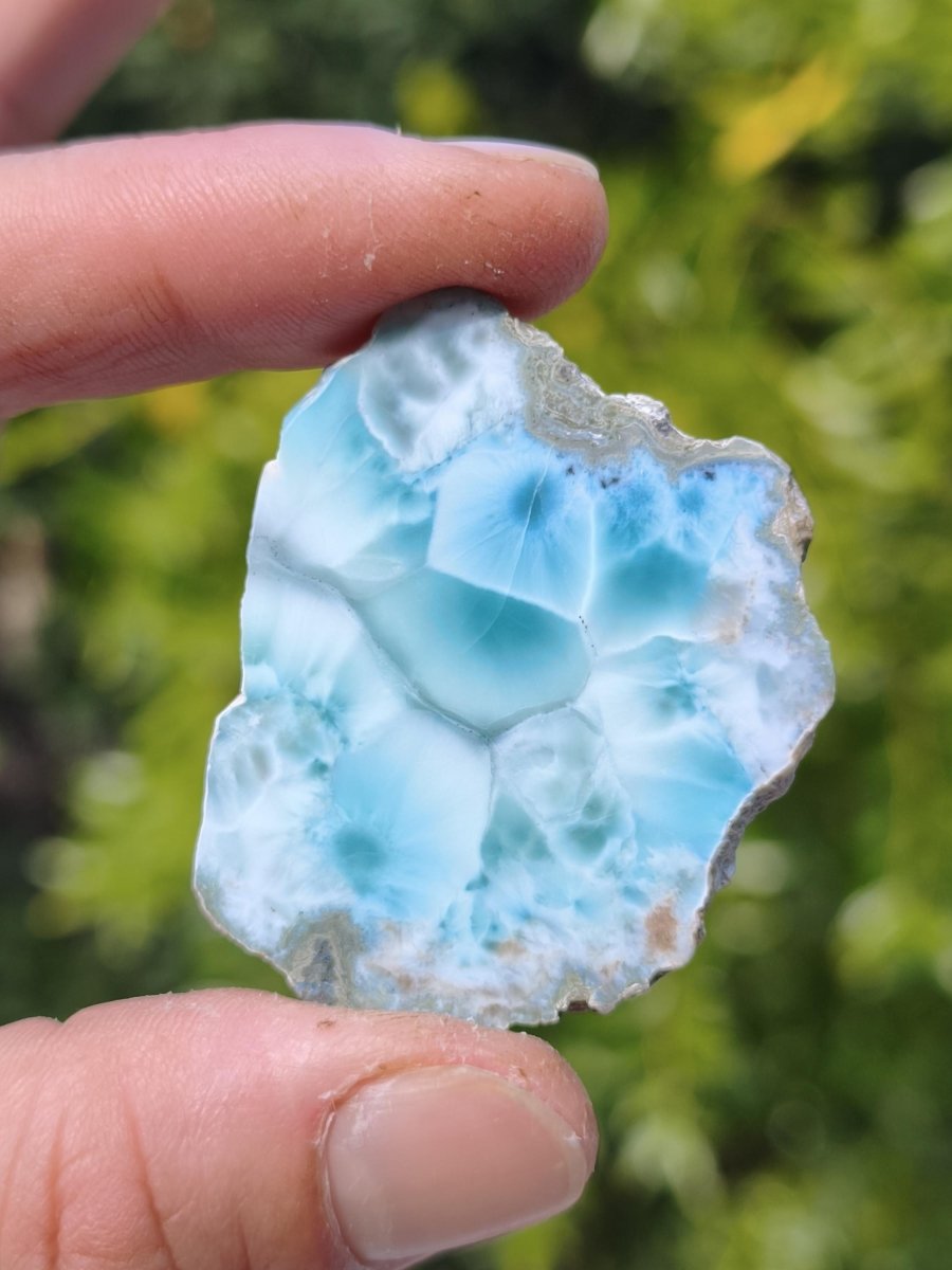 Larimar Scheibe / Anschliff – Himmelblau mit weißer Wolkenzeichnung Stufe Heilstein Unikat Sammler Deko Kristall Mineralien Unikat Pektolith - Art of Nature Berlin