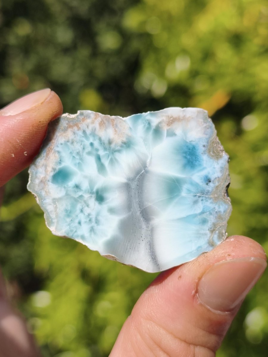 Larimar Scheibe / Anschliff – Himmelblau mit weißer Wolkenzeichnung Stufe Heilstein Unikat Sammler Deko Kristall Mineralien Unikat Pektolith - Art of Nature Berlin