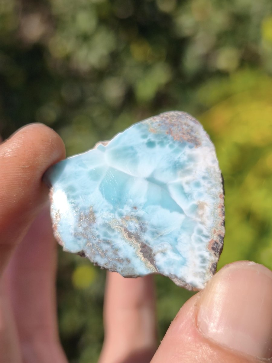 Larimar Scheibe / Anschliff – Himmelblau mit weißer Wolkenzeichnung Stufe Heilstein Unikat Sammler Deko Kristall Mineralien Unikat Pektolith - Art of Nature Berlin