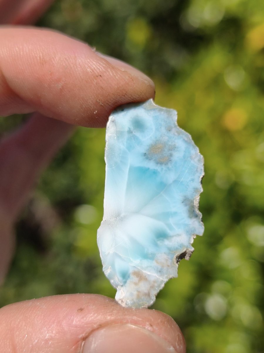 Larimar Scheibe / Anschliff – Himmelblau mit weißer Wolkenzeichnung Stufe Heilstein Unikat Sammler Deko Kristall Mineralien Unikat Pektolith - Art of Nature Berlin