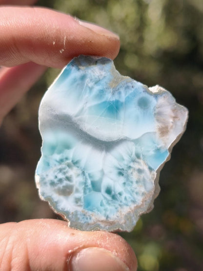 Larimar Scheibe / Anschliff – Himmelblau mit weißer Wolkenzeichnung Stufe Heilstein Unikat Sammler Deko Kristall Mineralien Unikat Pektolith - Art of Nature Berlin