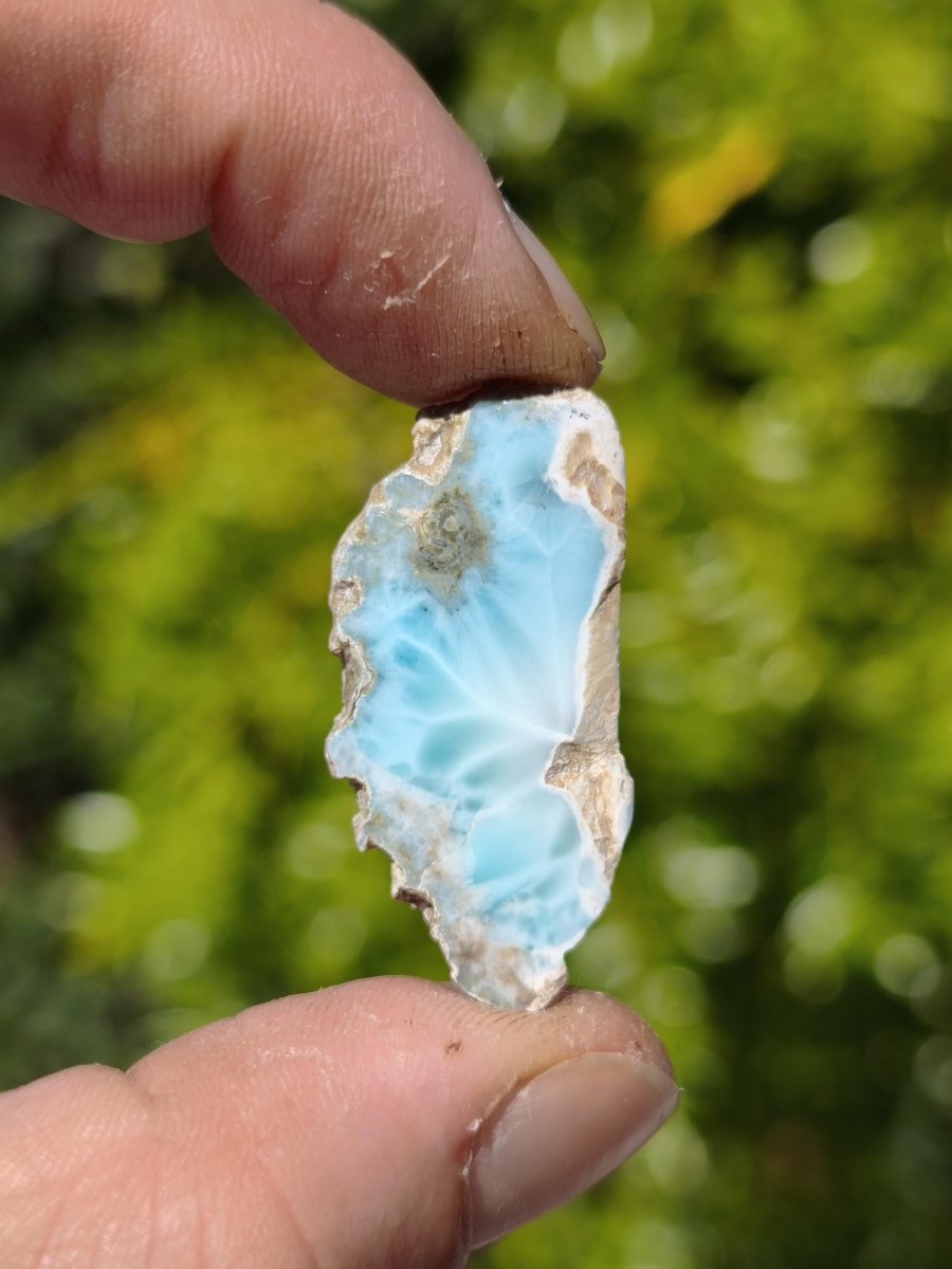 Larimar Scheibe / Anschliff – Himmelblau mit weißer Wolkenzeichnung Stufe Heilstein Unikat Sammler Deko Kristall Mineralien Unikat Pektolith - Art of Nature Berlin