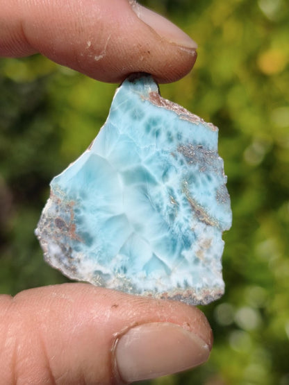 Larimar Scheibe / Anschliff – Himmelblau mit weißer Wolkenzeichnung Stufe Heilstein Unikat Sammler Deko Kristall Mineralien Unikat Pektolith - Art of Nature Berlin