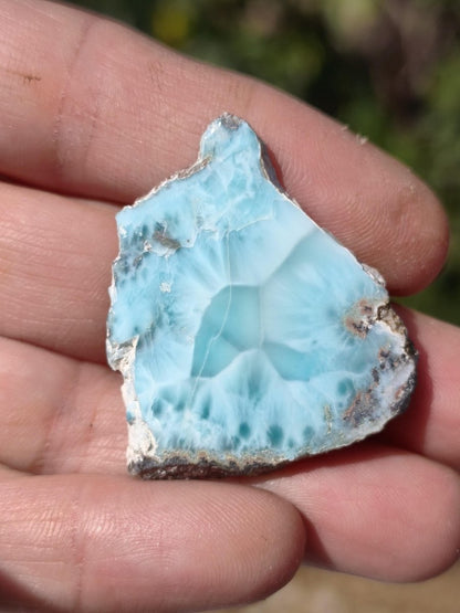 Larimar Scheibe / Anschliff – Himmelblau mit weißer Wolkenzeichnung Stufe Heilstein Unikat Sammler Deko Kristall Mineralien Unikat Pektolith - Art of Nature Berlin