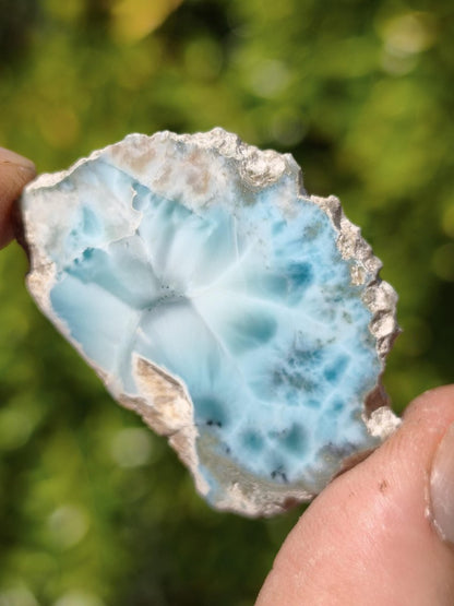 Larimar Scheibe / Anschliff – Himmelblau mit weißer Wolkenzeichnung Stufe Heilstein Unikat Sammler Deko Kristall Mineralien Unikat Pektolith - Art of Nature Berlin