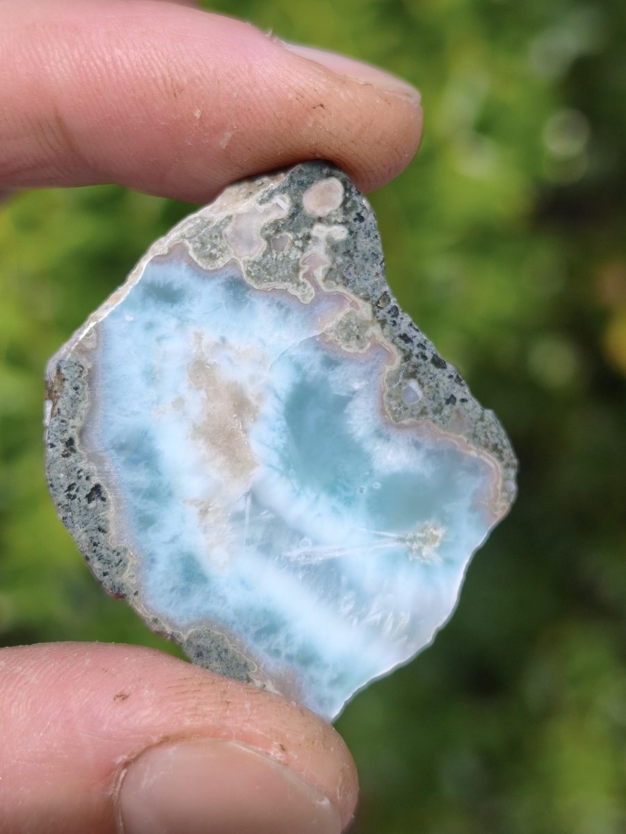 Larimar Scheibe / Anschliff – Himmelblau mit weißer Wolkenzeichnung Stufe Heilstein Unikat Sammler Deko Kristall Mineralien Unikat Pektolith - Art of Nature Berlin