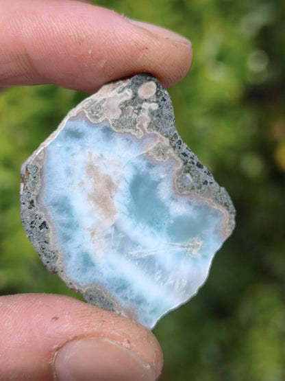 Larimar Scheibe / Anschliff – Himmelblau mit weißer Wolkenzeichnung Stufe Heilstein Unikat Sammler Deko Kristall Mineralien Unikat Pektolith - Art of Nature Berlin