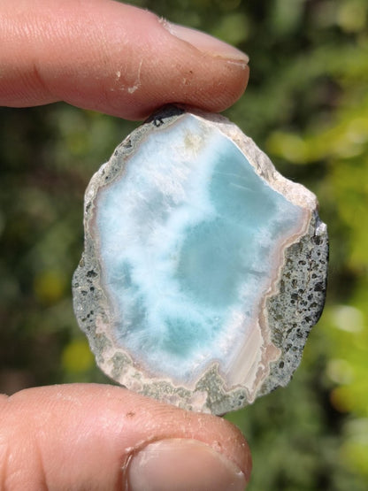 Larimar Scheibe / Anschliff – Himmelblau mit weißer Wolkenzeichnung Stufe Heilstein Unikat Sammler Deko Kristall Mineralien Unikat Pektolith - Art of Nature Berlin