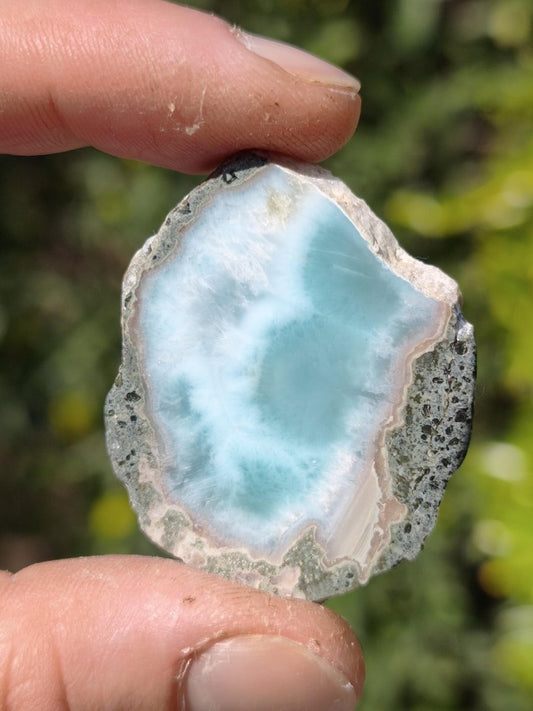 Larimar Scheibe / Anschliff – Himmelblau mit weißer Wolkenzeichnung Stufe Heilstein Unikat Sammler Deko Kristall Mineralien Unikat Pektolith - Art of Nature Berlin
