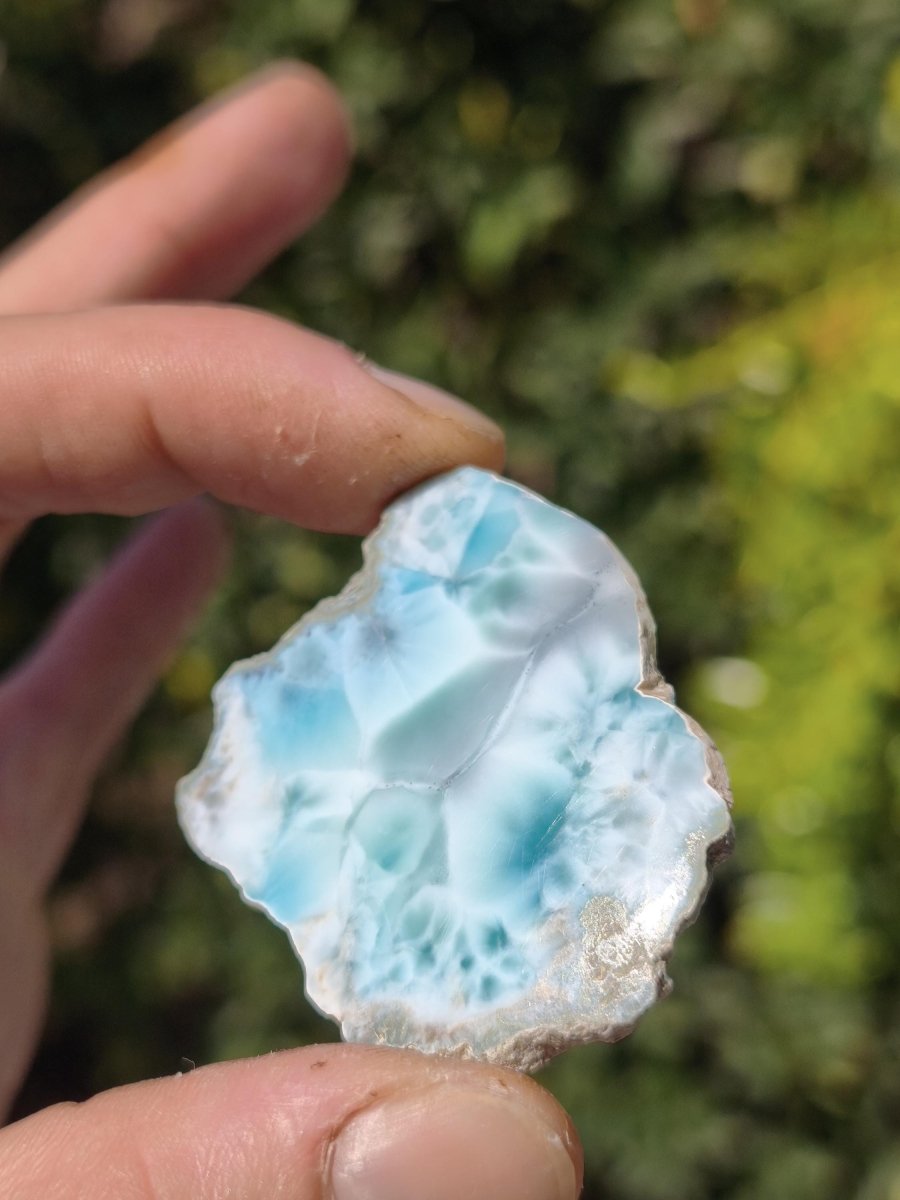 Larimar Scheibe / Anschliff – Himmelblau mit weißer Wolkenzeichnung Stufe Heilstein Unikat Sammler Deko Kristall Mineralien Unikat Pektolith - Art of Nature Berlin