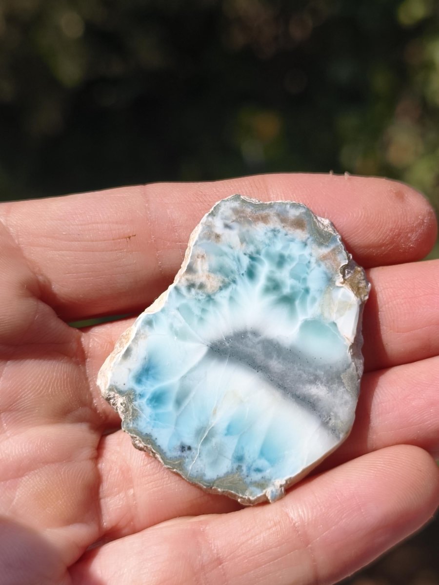 Larimar Scheibe / Anschliff – Himmelblau mit weißer Wolkenzeichnung Stufe Heilstein Unikat Sammler Deko Kristall Mineralien Unikat Pektolith - Art of Nature Berlin