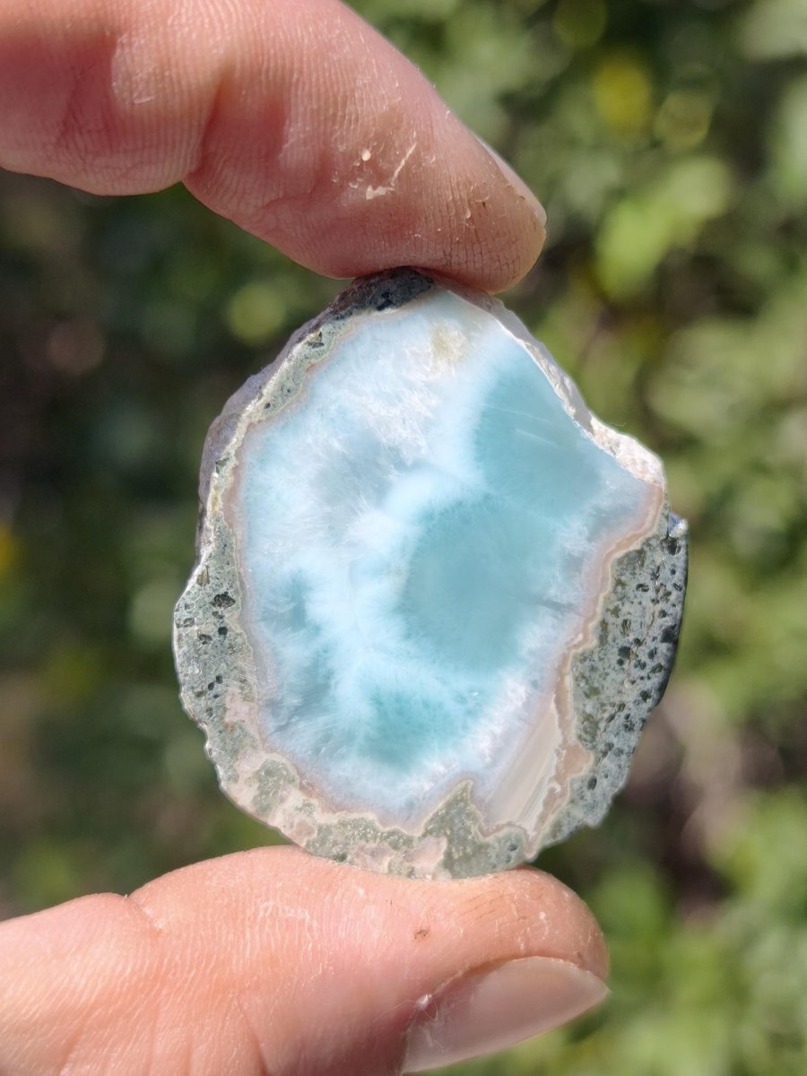 Larimar Scheibe / Anschliff – Himmelblau mit weißer Wolkenzeichnung Stufe Heilstein Unikat Sammler Deko Kristall Mineralien Unikat Pektolith - Art of Nature Berlin