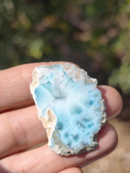 Larimar Scheibe / Anschliff – Himmelblau mit weißer Wolkenzeichnung Stufe Heilstein Unikat Sammler Deko Kristall Mineralien Unikat Pektolith - Art of Nature Berlin