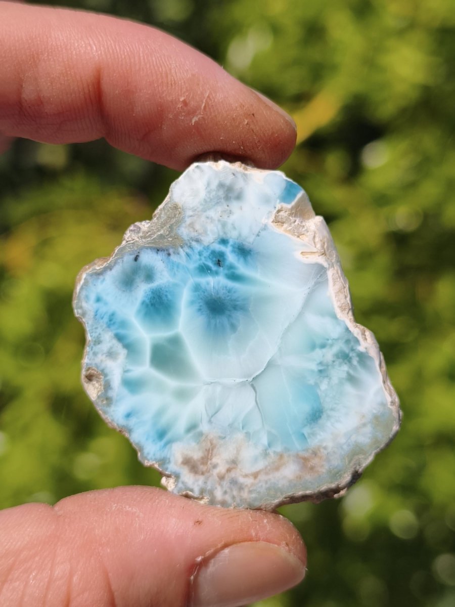 Larimar Scheibe / Anschliff – Himmelblau mit weißer Wolkenzeichnung Stufe Heilstein Unikat Sammler Deko Kristall Mineralien Unikat Pektolith - Art of Nature Berlin