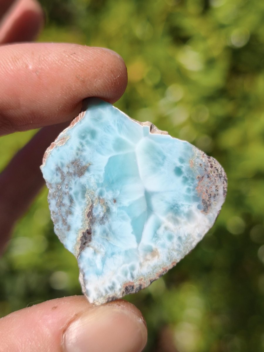 Larimar Scheibe / Anschliff – Himmelblau mit weißer Wolkenzeichnung Stufe Heilstein Unikat Sammler Deko Kristall Mineralien Unikat Pektolith - Art of Nature Berlin
