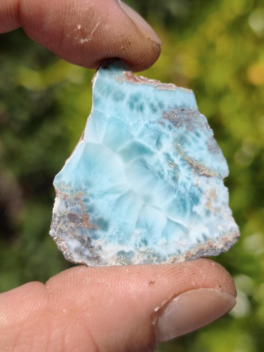 Larimar Scheibe / Anschliff – Himmelblau mit weißer Wolkenzeichnung Stufe Heilstein Unikat Sammler Deko Kristall Mineralien Unikat Pektolith - Art of Nature Berlin