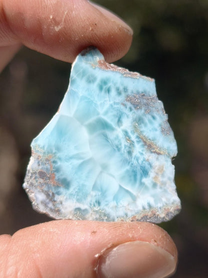 Larimar Scheibe / Anschliff – Himmelblau mit weißer Wolkenzeichnung Stufe Heilstein Unikat Sammler Deko Kristall Mineralien Unikat Pektolith - Art of Nature Berlin