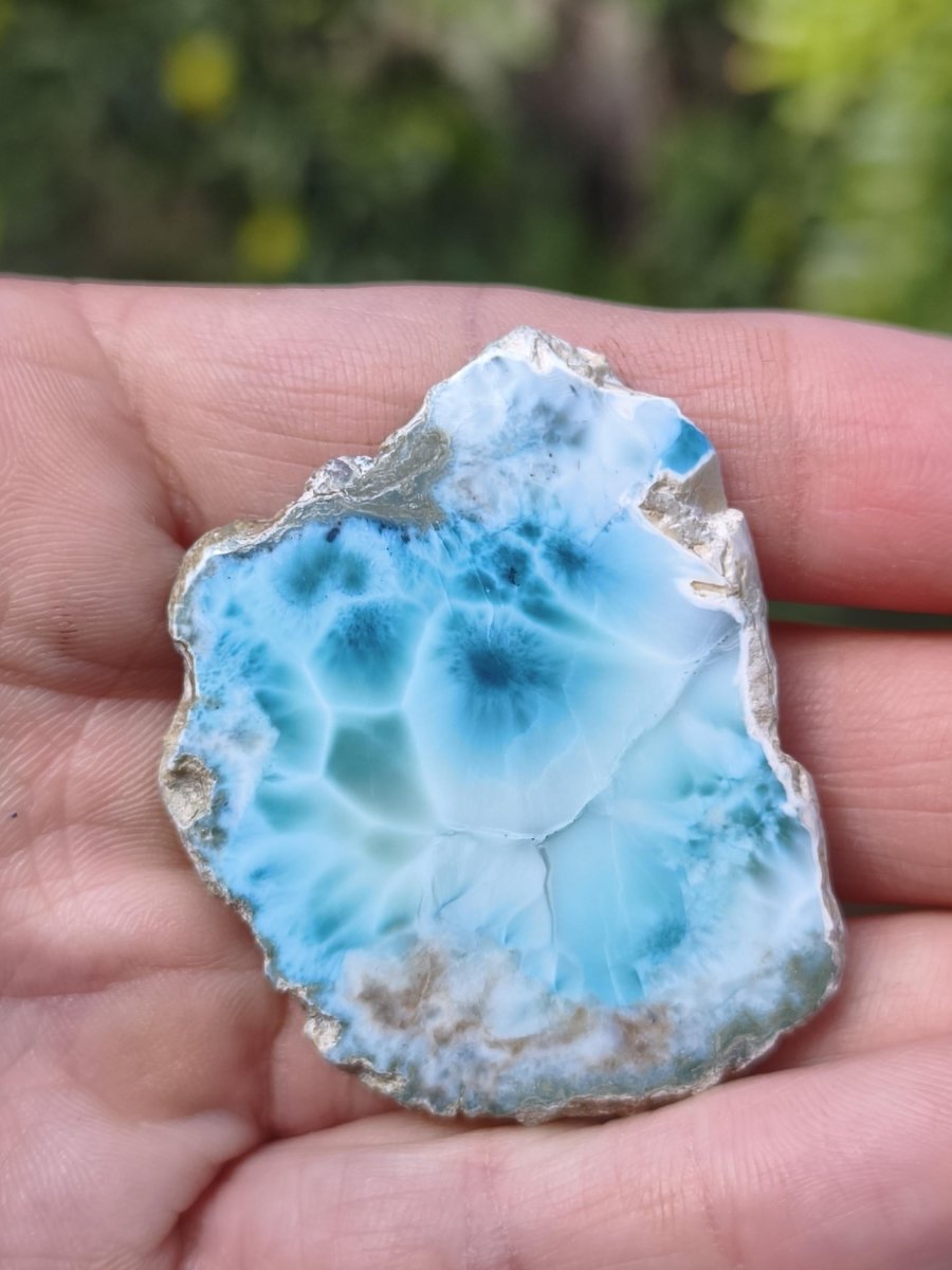 Larimar Scheibe / Anschliff – Himmelblau mit weißer Wolkenzeichnung Stufe Heilstein Unikat Sammler Deko Kristall Mineralien Unikat Pektolith - Art of Nature Berlin