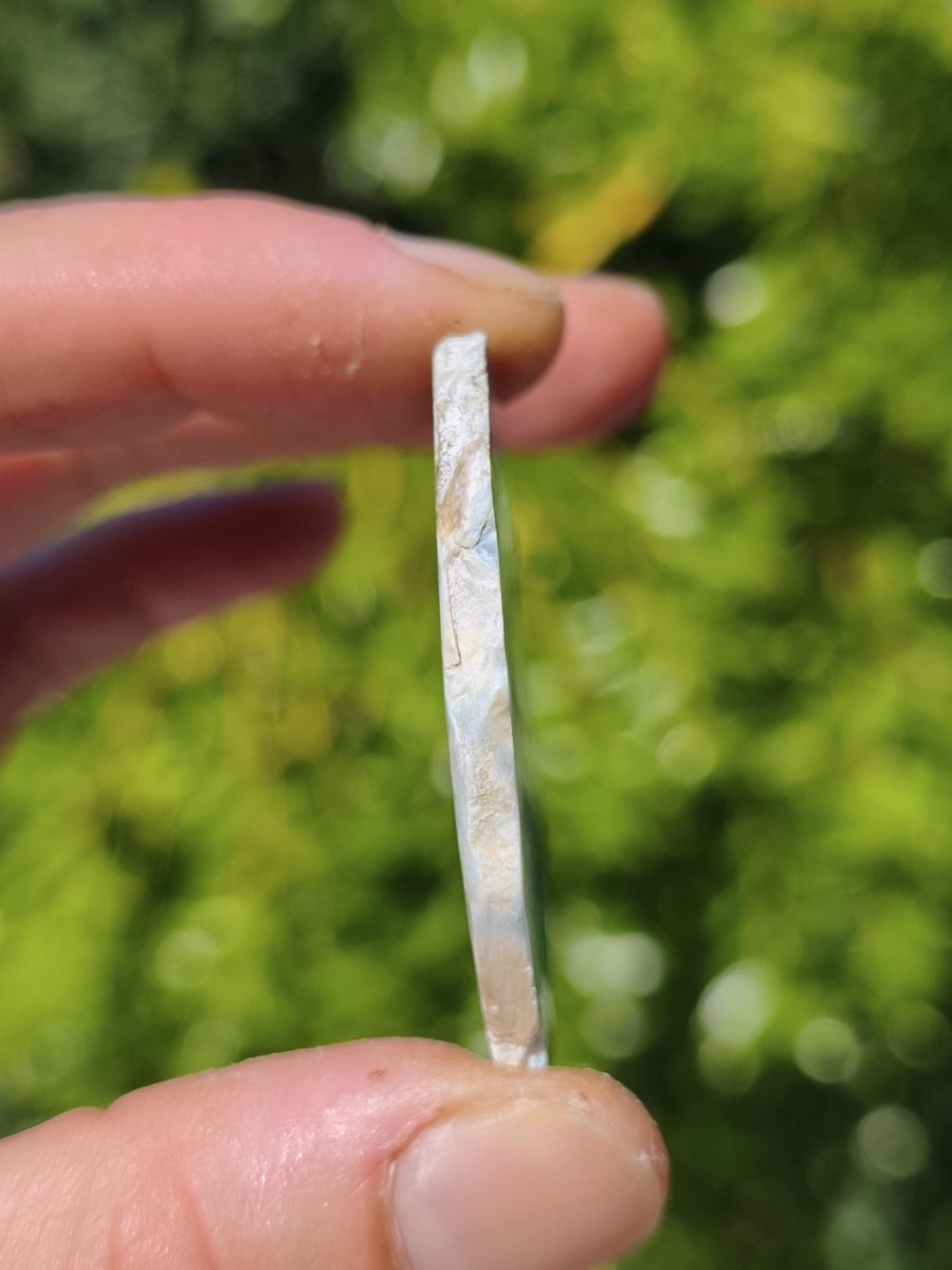 Larimar Scheibe / Anschliff – Himmelblau mit weißer Wolkenzeichnung Stufe Heilstein Unikat Sammler Deko Kristall Mineralien Unikat Pektolith - Art of Nature Berlin