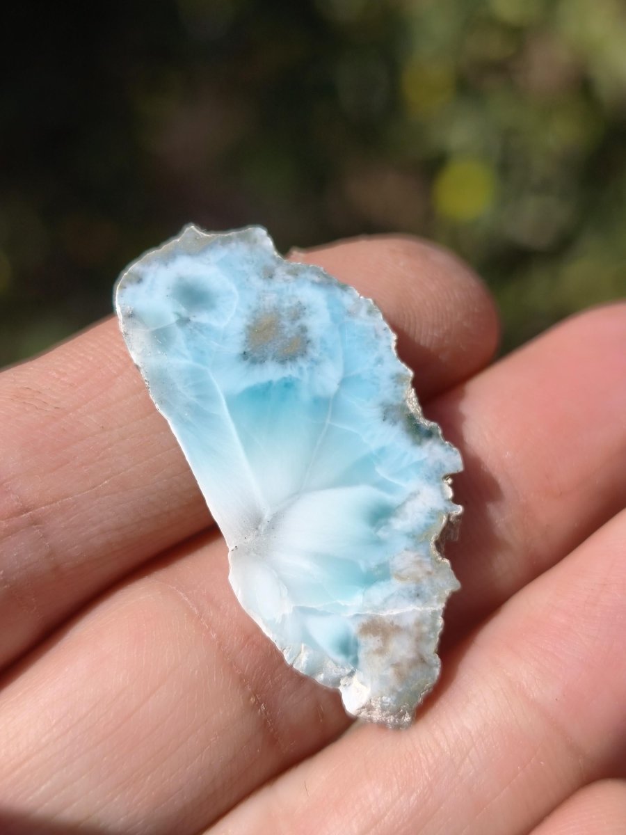 Larimar Scheibe / Anschliff – Himmelblau mit weißer Wolkenzeichnung Stufe Heilstein Unikat Sammler Deko Kristall Mineralien Unikat Pektolith - Art of Nature Berlin