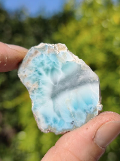 Larimar Scheibe / Anschliff – Himmelblau mit weißer Wolkenzeichnung Stufe Heilstein Unikat Sammler Deko Kristall Mineralien Unikat Pektolith - Art of Nature Berlin