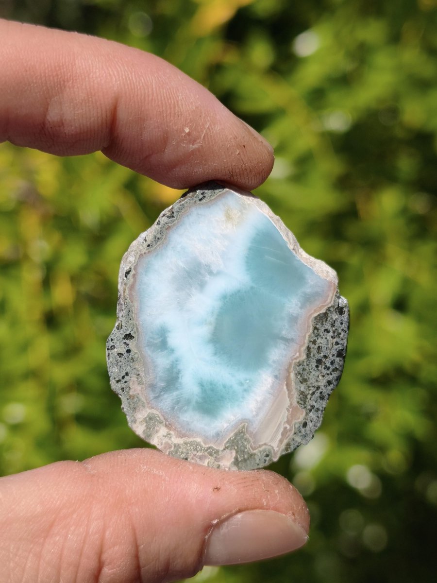 Larimar Scheibe / Anschliff – Himmelblau mit weißer Wolkenzeichnung Stufe Heilstein Unikat Sammler Deko Kristall Mineralien Unikat Pektolith - Art of Nature Berlin
