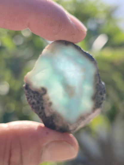 Larimar Scheibe / Anschliff – Himmelblau mit weißer Wolkenzeichnung Stufe Heilstein Unikat Sammler Deko Kristall Mineralien Unikat Pektolith - Art of Nature Berlin