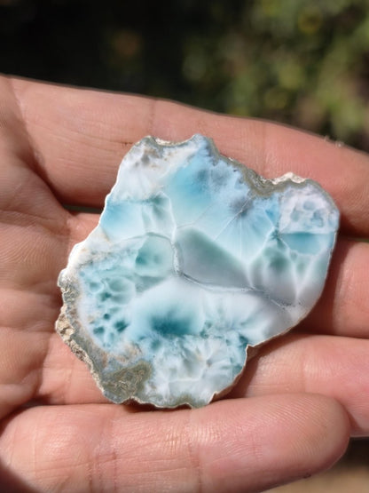 Larimar Scheibe / Anschliff – Himmelblau mit weißer Wolkenzeichnung Stufe Heilstein Unikat Sammler Deko Kristall Mineralien Unikat Pektolith - Art of Nature Berlin